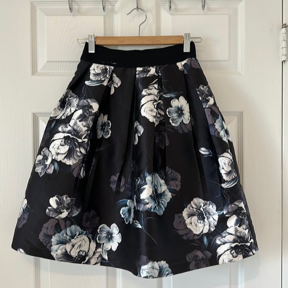 XS Simons exclusive A-Line pleated skirt - Picture 1 of 3